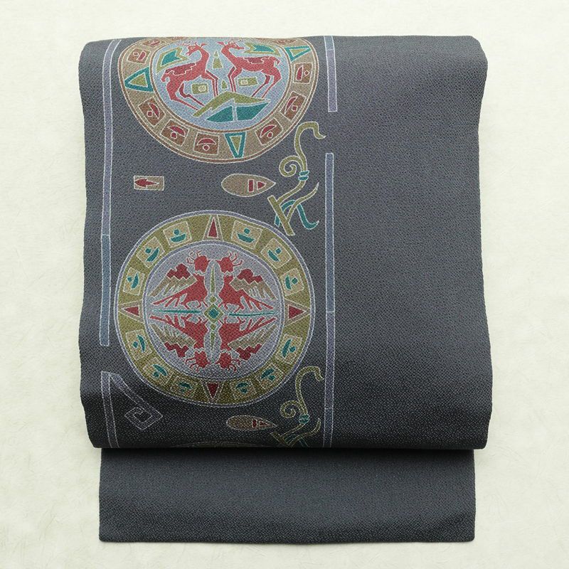 名古屋帯 全通柄 良品 縮緬 正絹 幾何学柄・抽象柄 名古屋仕立て なごや帯 リサイクル帯 くすみブルー 帯 青・紺_画像1