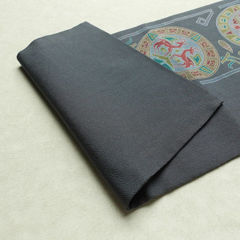 名古屋帯 全通柄 良品 縮緬 正絹 幾何学柄・抽象柄 名古屋仕立て なごや帯 リサイクル帯 くすみブルー 帯 青・紺_画像9