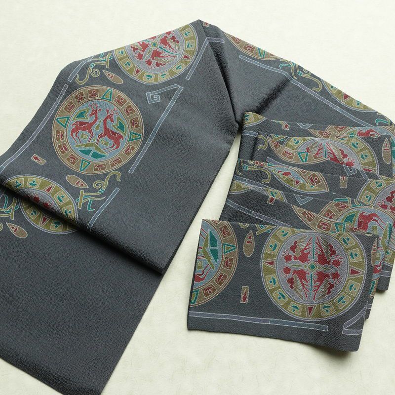 名古屋帯 全通柄 良品 縮緬 正絹 幾何学柄・抽象柄 名古屋仕立て なごや帯 リサイクル帯 くすみブルー 帯 青・紺_画像16