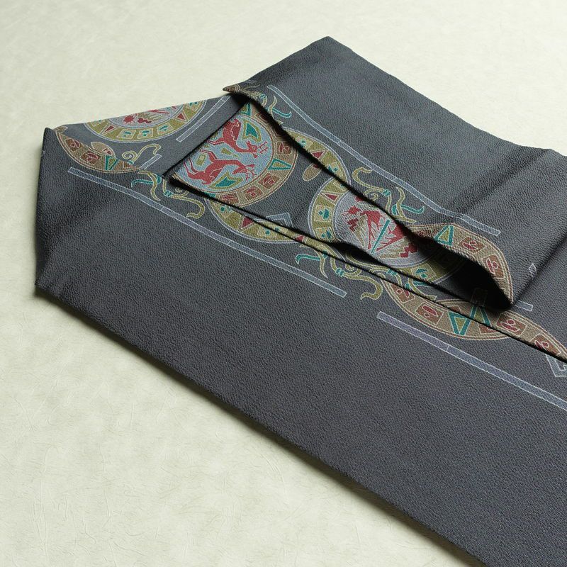 名古屋帯 全通柄 良品 縮緬 正絹 幾何学柄・抽象柄 名古屋仕立て なごや帯 リサイクル帯 くすみブルー 帯 青・紺_画像20
