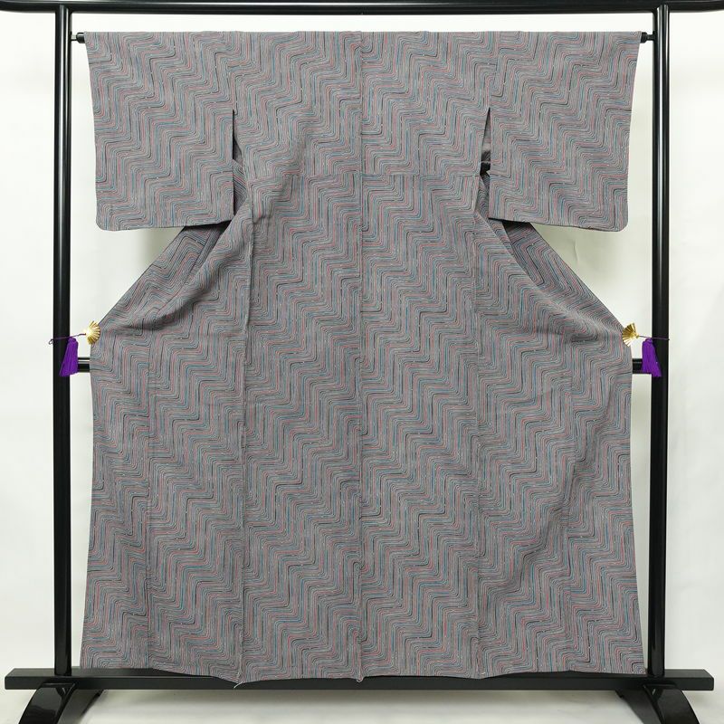 単衣 小紋 良品 しつけ糸付き バチ衿仕立て 正絹 幾何学柄・抽象柄 単衣仕立て 身丈157cm 裄丈65cm リサイクル着物 着物 紫・藤色_画像1