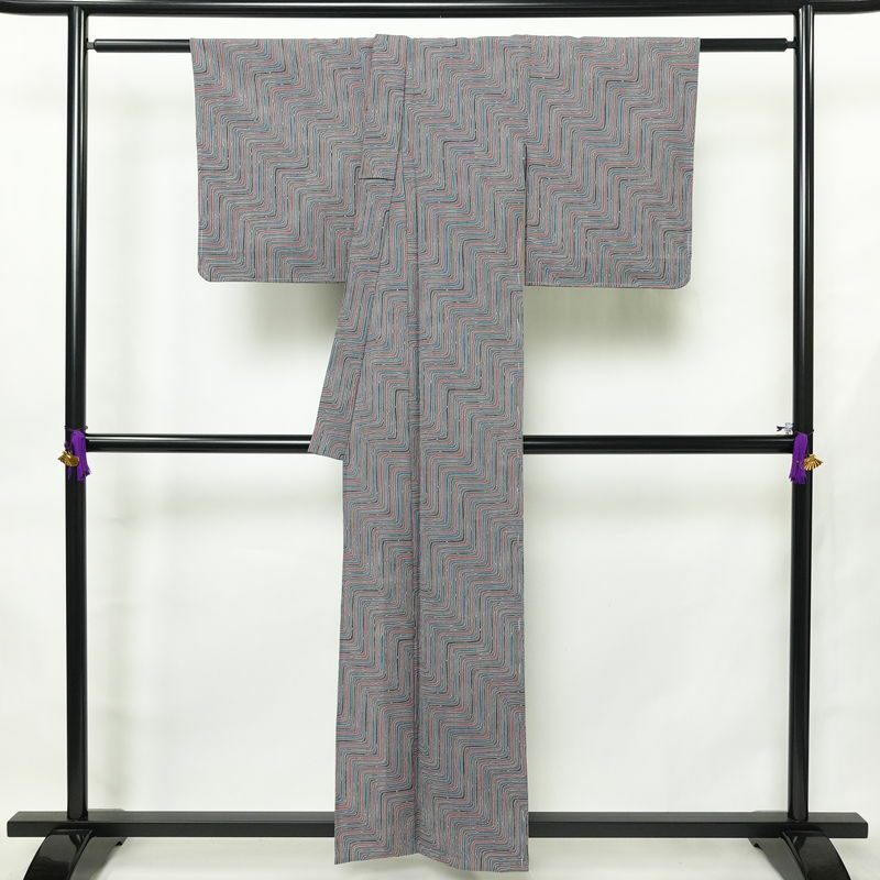 単衣 小紋 良品 しつけ糸付き バチ衿仕立て 正絹 幾何学柄・抽象柄 単衣仕立て 身丈157cm 裄丈65cm リサイクル着物 着物 紫・藤色_画像2