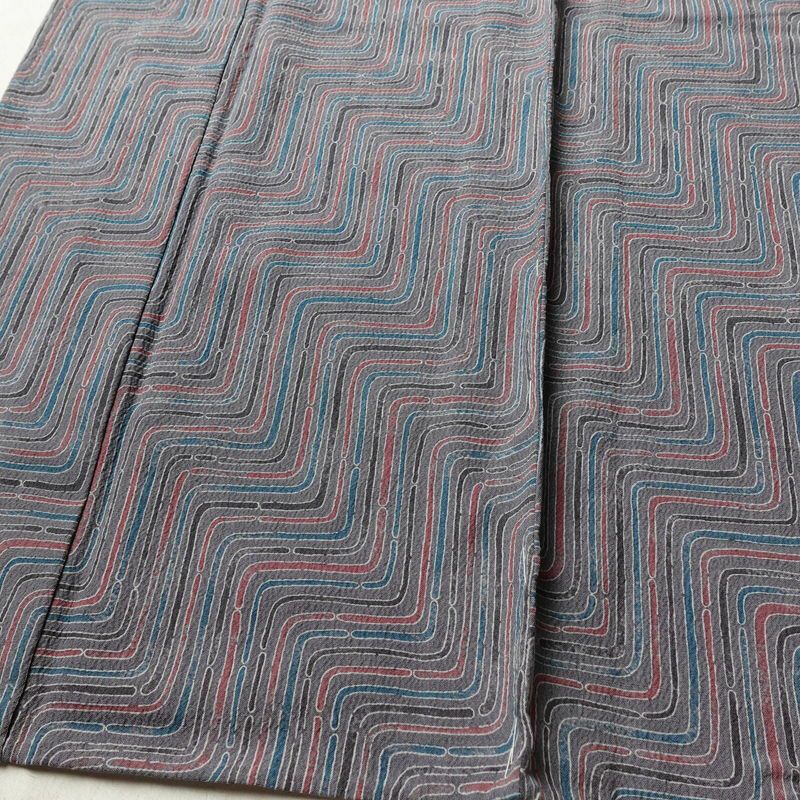 単衣 小紋 良品 しつけ糸付き バチ衿仕立て 正絹 幾何学柄・抽象柄 単衣仕立て 身丈157cm 裄丈65cm リサイクル着物 着物 紫・藤色_画像4