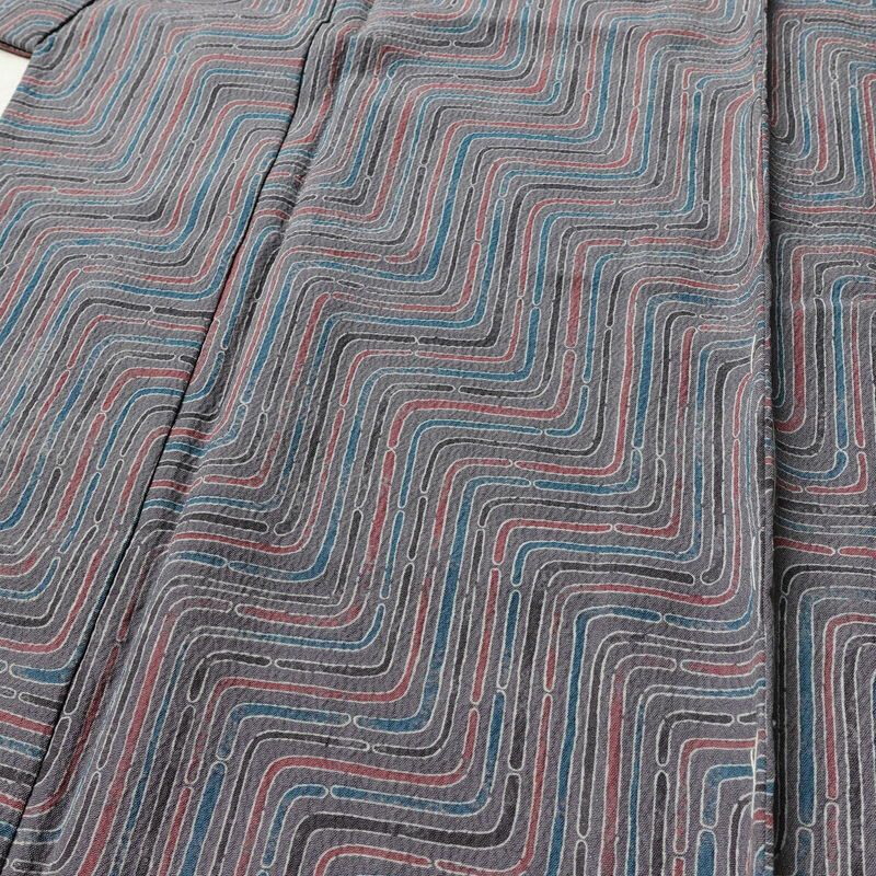 単衣 小紋 良品 しつけ糸付き バチ衿仕立て 正絹 幾何学柄・抽象柄 単衣仕立て 身丈157cm 裄丈65cm リサイクル着物 着物 紫・藤色_画像5