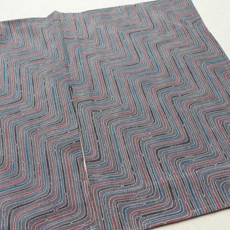 単衣 小紋 良品 しつけ糸付き バチ衿仕立て 正絹 幾何学柄・抽象柄 単衣仕立て 身丈157cm 裄丈65cm リサイクル着物 着物 紫・藤色_画像14