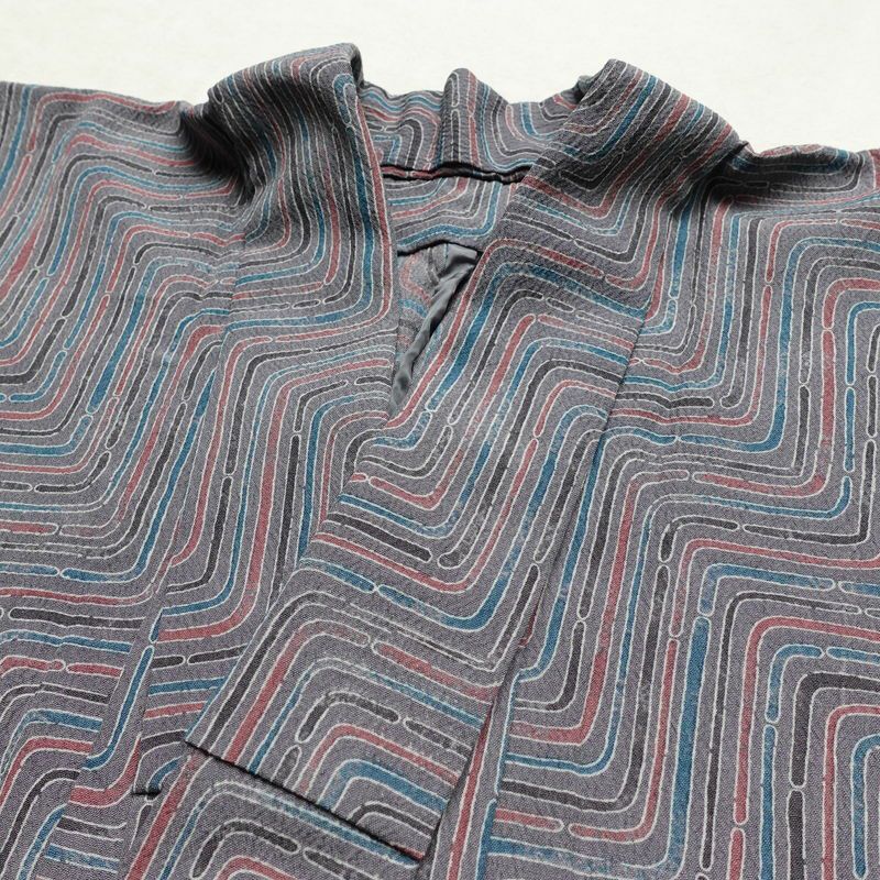 単衣 小紋 良品 しつけ糸付き バチ衿仕立て 正絹 幾何学柄・抽象柄 単衣仕立て 身丈157cm 裄丈65cm リサイクル着物 着物 紫・藤色_画像17