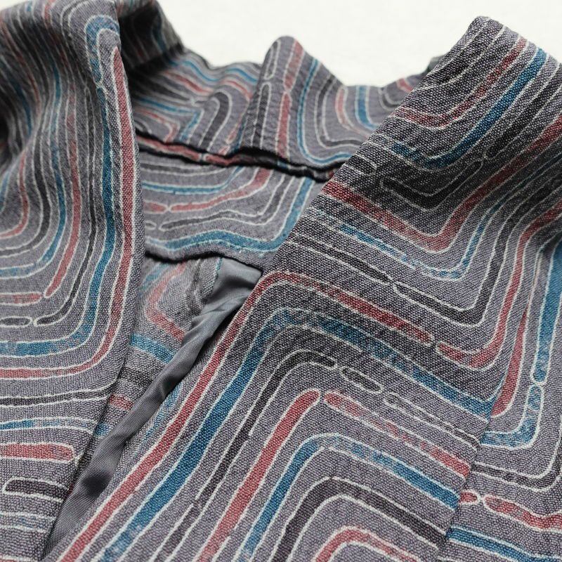 単衣 小紋 良品 しつけ糸付き バチ衿仕立て 正絹 幾何学柄・抽象柄 単衣仕立て 身丈157cm 裄丈65cm リサイクル着物 着物 紫・藤色_画像18