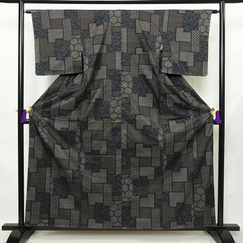 大島紬 しつけ糸付き 正絹 幾何学柄・抽象柄 袷仕立て 身丈160.5cm 裄丈63cm リサイクル着物 着物 グレー_画像1