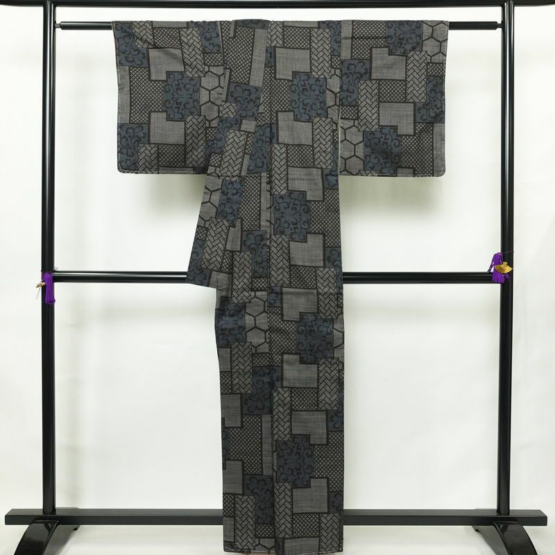 大島紬 しつけ糸付き 正絹 幾何学柄・抽象柄 袷仕立て 身丈160.5cm 裄丈63cm リサイクル着物 着物 グレー_画像2