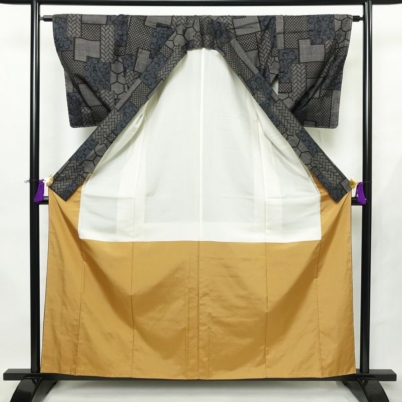 大島紬 しつけ糸付き 正絹 幾何学柄・抽象柄 袷仕立て 身丈160.5cm 裄丈63cm リサイクル着物 着物 グレー_画像3