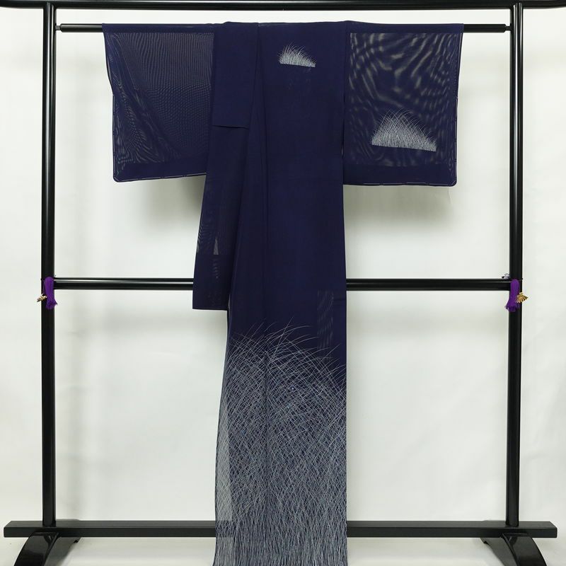 盛夏 付け下げ 絽 良品 しつけ糸付き 夏用 正絹 木の葉・植物柄 単衣仕立て 身丈163cm 裄丈68.5cm リサイクル着物 付下 着物 刺繍 薄物 青・紺_画像2