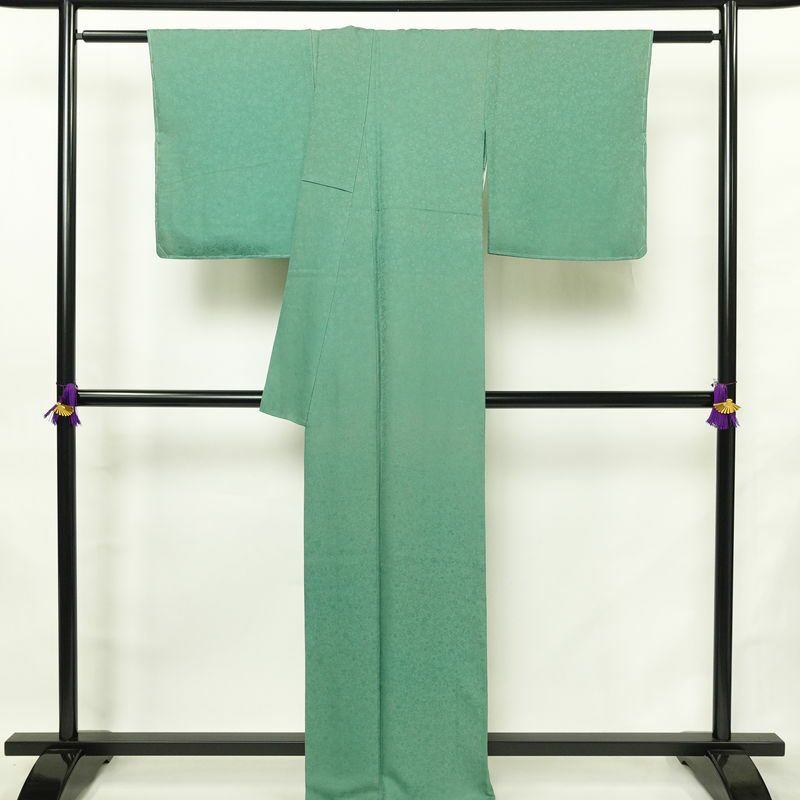 色無地 しつけ糸付き 正絹 木の葉・植物柄 袷仕立て 身丈167.5cm 裄丈67.5cm リサイクル着物 着物 緑・うぐいす色_画像2