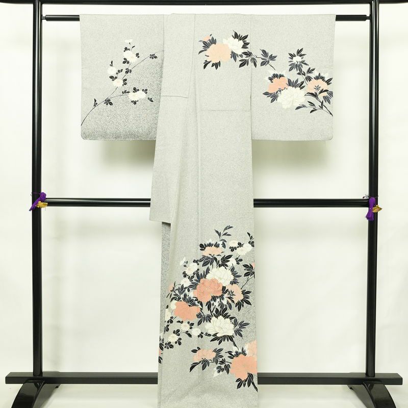 訪問着 一つ紋付き 正絹 花柄 袷仕立て 身丈167cm 裄丈66cm リサイクル着物 着物 刺繍 箔 共八掛 金彩 芍薬 菊 グレー_画像2