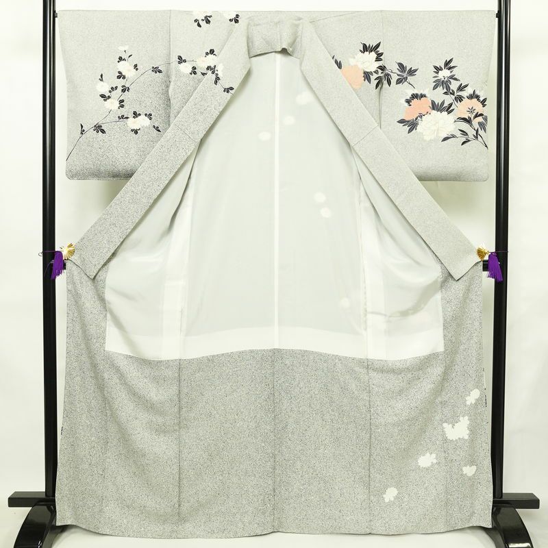 訪問着 一つ紋付き 正絹 花柄 袷仕立て 身丈167cm 裄丈66cm リサイクル着物 着物 刺繍 箔 共八掛 金彩 芍薬 菊 グレー_画像3