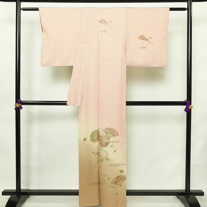 付け下げ 正絹 古典柄 袷仕立て 身丈160cm 裄丈67.5cm リサイクル着物 着物 鼓 箔 金彩 扇子 ピンク_画像2