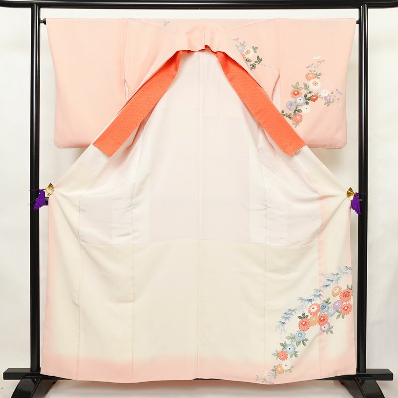 付け下げ 縮緬 一つ紋付き 伊達衿付き 正絹 花柄 袷仕立て 身丈160.5cm 裄丈65.5cm リサイクル着物 着物 入学式 七五三 フォーマル 菊 ピンク_画像3