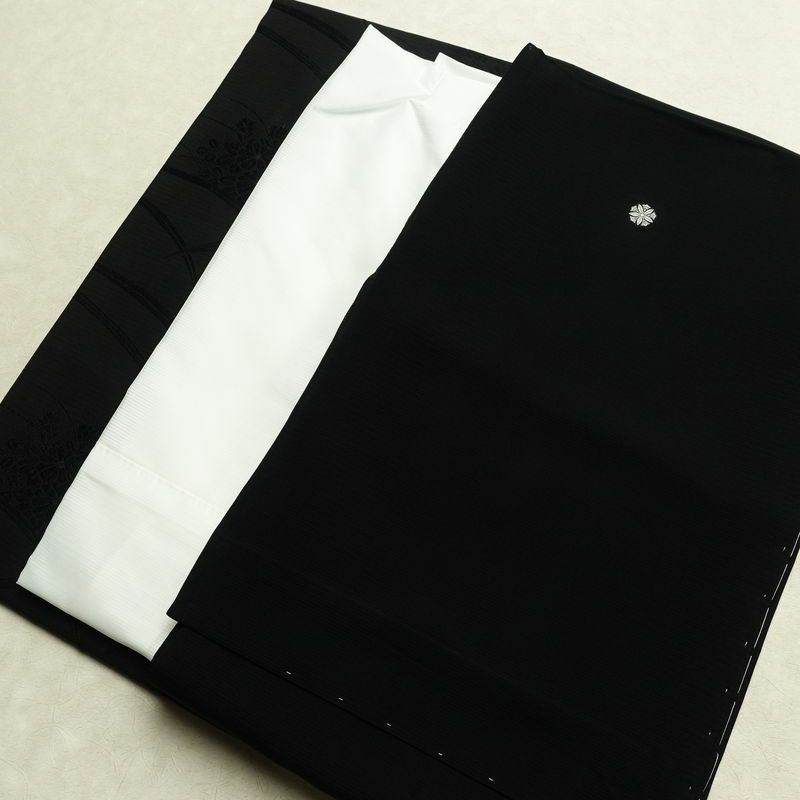 喪服 美品 夏喪服 夏用 絽 落款入り しつけ糸付き 五つ紋付き 正絹 無地 単衣仕立て 身丈165cm 裄丈67cm リサイクル着物 着物 未使用品 黒_画像1