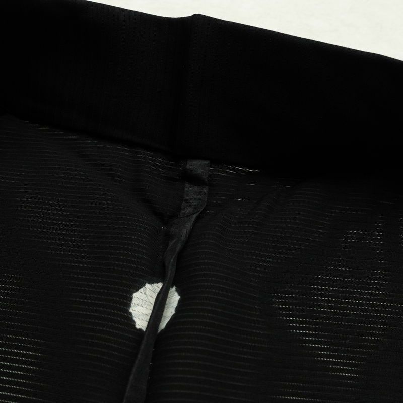 喪服 美品 夏喪服 夏用 絽 落款入り しつけ糸付き 五つ紋付き 正絹 無地 単衣仕立て 身丈165cm 裄丈67cm リサイクル着物 着物 未使用品 黒_画像7