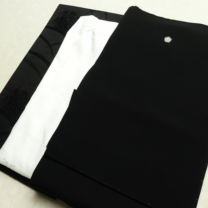 喪服 美品 袷喪服 落款入り しつけ糸付き 縮緬 五つ紋付き 正絹 無地 袷仕立て 身丈164.5cm 裄丈68cm リサイクル着物 着物 未使用品 黒_画像1