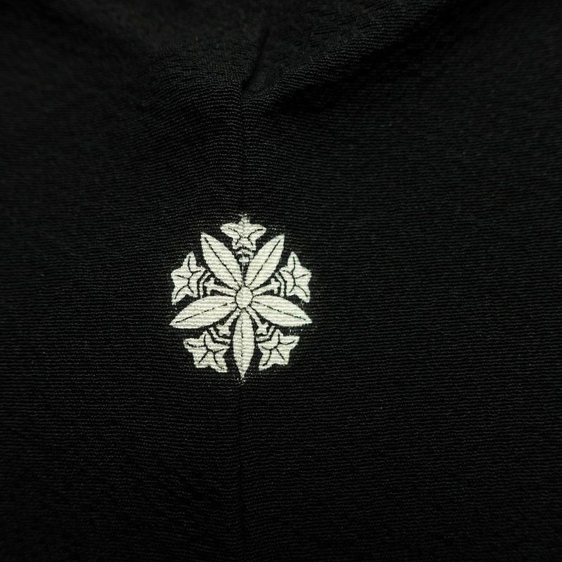 喪服 美品 袷喪服 落款入り しつけ糸付き 縮緬 五つ紋付き 正絹 無地 袷仕立て 身丈164.5cm 裄丈68cm リサイクル着物 着物 未使用品 黒_画像5