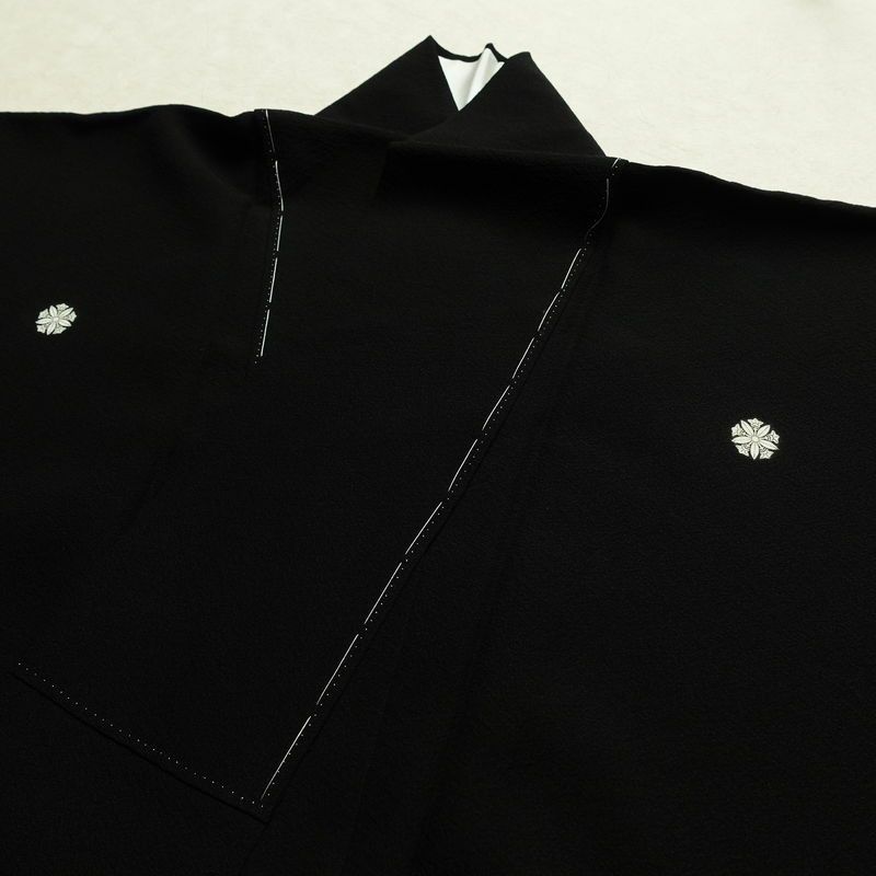 喪服 美品 袷喪服 落款入り しつけ糸付き 縮緬 五つ紋付き 正絹 無地 袷仕立て 身丈164.5cm 裄丈68cm リサイクル着物 着物 未使用品 黒_画像7