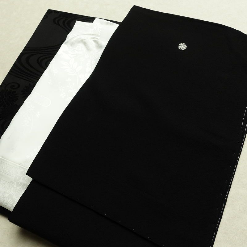 喪服 美品 袷喪服 落款入り しつけ糸付き 縮緬 五つ紋付き トールサイズ 正絹 無地 袷仕立て 身丈172cm 裄丈71cm リサイクル着物 着物 未使用品 黒_画像1