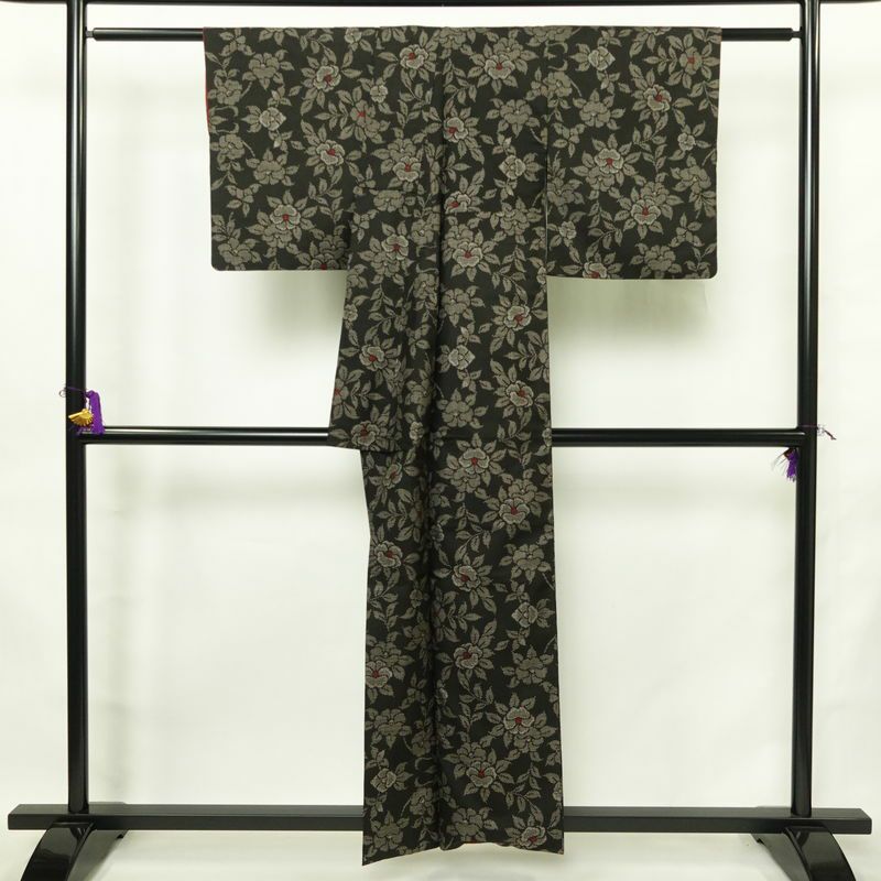 大島紬 証紙なし 正絹 花柄 袷仕立て 身丈155.5cm 裄丈63cm リサイクル着物 着物 黒_画像2