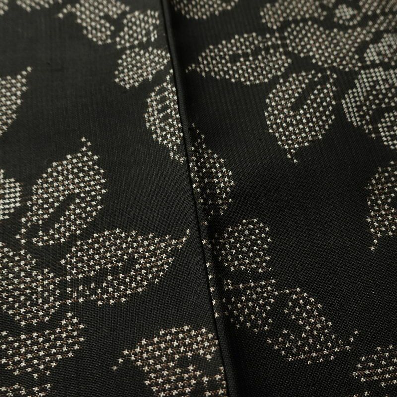 大島紬 証紙なし 正絹 花柄 袷仕立て 身丈155.5cm 裄丈63cm リサイクル着物 着物 黒_画像10