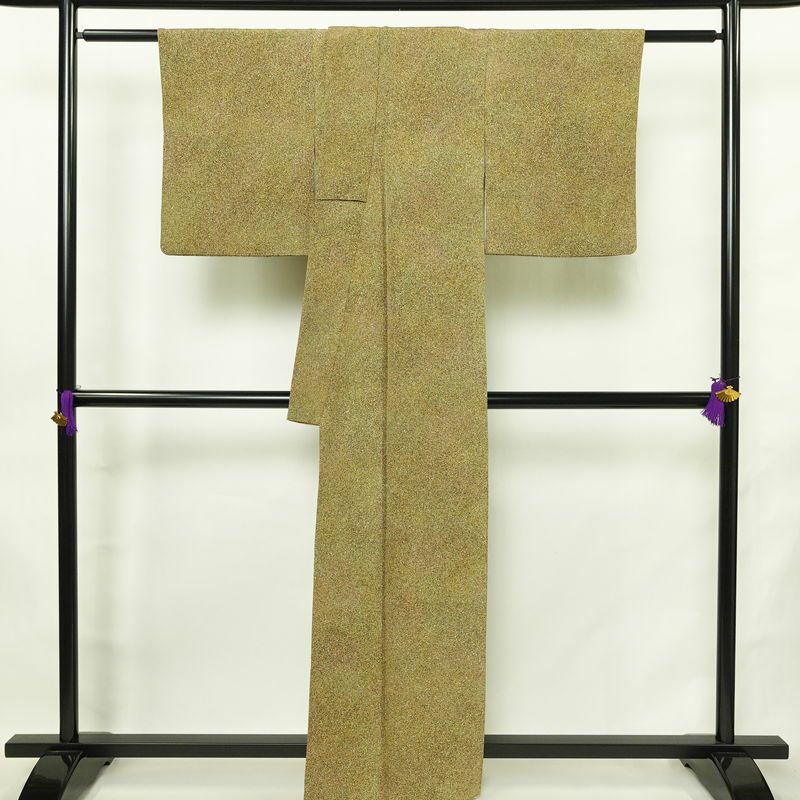 小紋 本蒔蝋染工芸作家 木村勝美 良品 丹後ちりめん 落款入り 縮緬 一つ紋付き 正絹 その他の柄 袷仕立て 身丈161.5cm 裄丈64.5cm リサイクル着物 着物 フォーマル シンプル 黄・黄土色_画像2