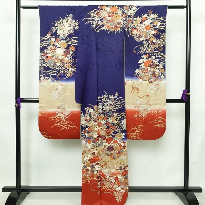 振袖 正絹 古典柄 袷仕立て 身丈162.5cm 裄丈67.5cm リサイクル着物 着物 箔 金彩 成人式 二十歳 二十歳の集い パーティー フォーマル 萩 松 菊 青・紺_画像2