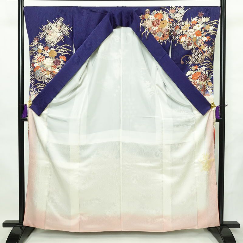 振袖 正絹 古典柄 袷仕立て 身丈162.5cm 裄丈67.5cm リサイクル着物 着物 箔 金彩 成人式 二十歳 二十歳の集い パーティー フォーマル 萩 松 菊 青・紺_画像3