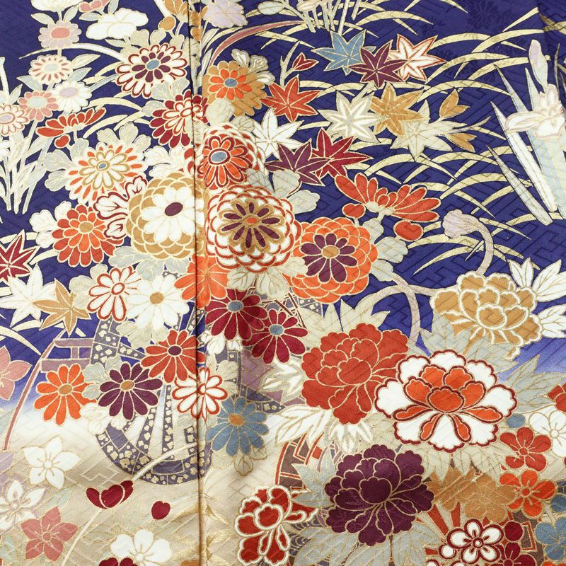 振袖 正絹 古典柄 袷仕立て 身丈162.5cm 裄丈67.5cm リサイクル着物 着物 箔 金彩 成人式 二十歳 二十歳の集い パーティー フォーマル 萩 松 菊 青・紺_画像6