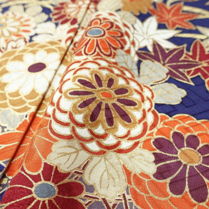 振袖 正絹 古典柄 袷仕立て 身丈162.5cm 裄丈67.5cm リサイクル着物 着物 箔 金彩 成人式 二十歳 二十歳の集い パーティー フォーマル 萩 松 菊 青・紺_画像7