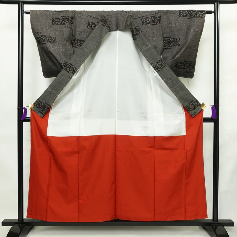 大島紬 古代染色 純泥染 美品 証紙あり しつけ糸付き 正絹 花柄 袷仕立て 身丈158cm 裄丈62.5cm リサイクル着物 着物 茶_画像3