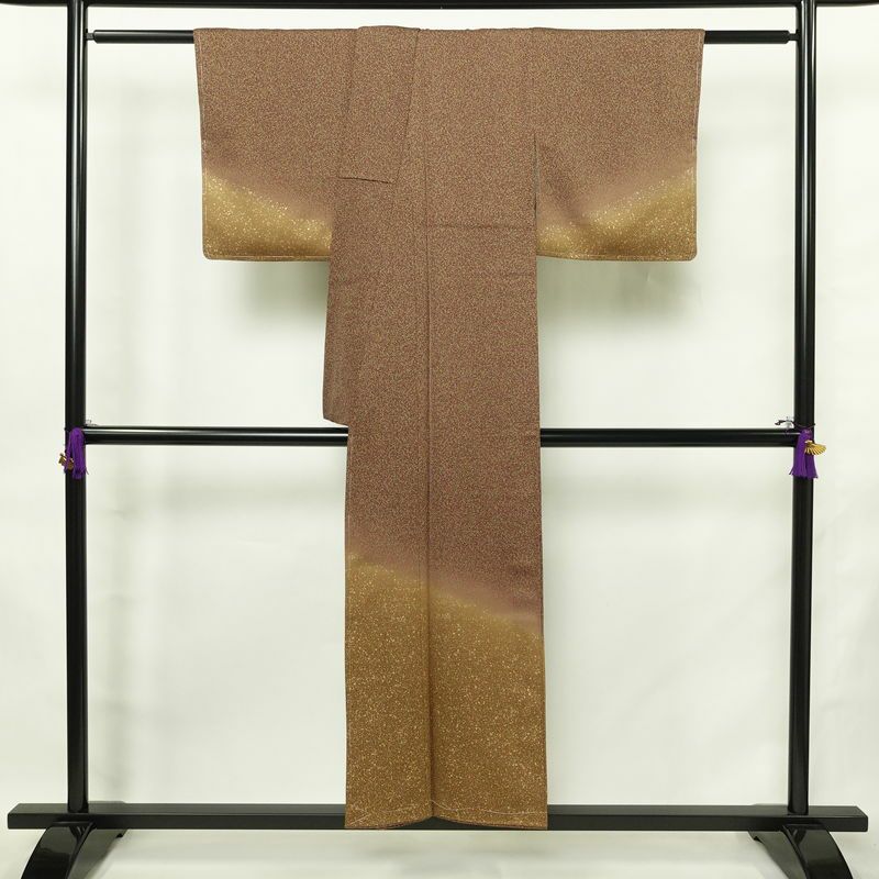 付け下げ 美品 しつけ糸付き 一つ紋付き 正絹 その他の柄 袷仕立て 身丈151cm 裄丈63cm リサイクル着物 箔 共八掛 卒業式 パーティー フォーマル モダン 茶_画像2