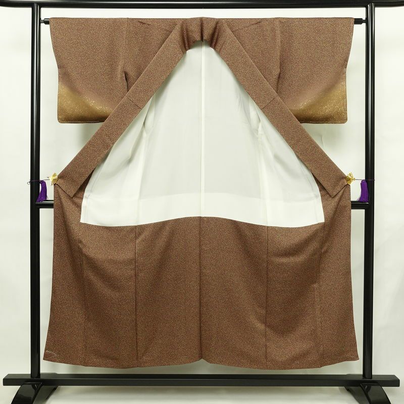 付け下げ 美品 しつけ糸付き 一つ紋付き 正絹 その他の柄 袷仕立て 身丈151cm 裄丈63cm リサイクル着物 箔 共八掛 卒業式 パーティー フォーマル モダン 茶_画像3