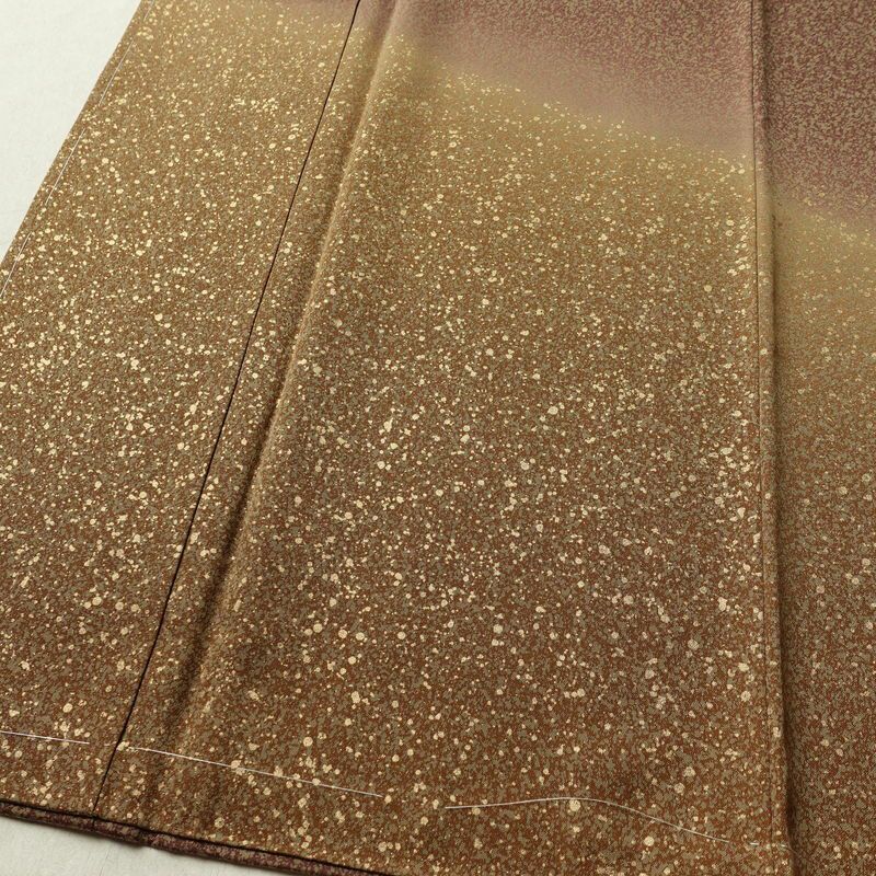 付け下げ 美品 しつけ糸付き 一つ紋付き 正絹 その他の柄 袷仕立て 身丈151cm 裄丈63cm リサイクル着物 箔 共八掛 卒業式 パーティー フォーマル モダン 茶_画像4