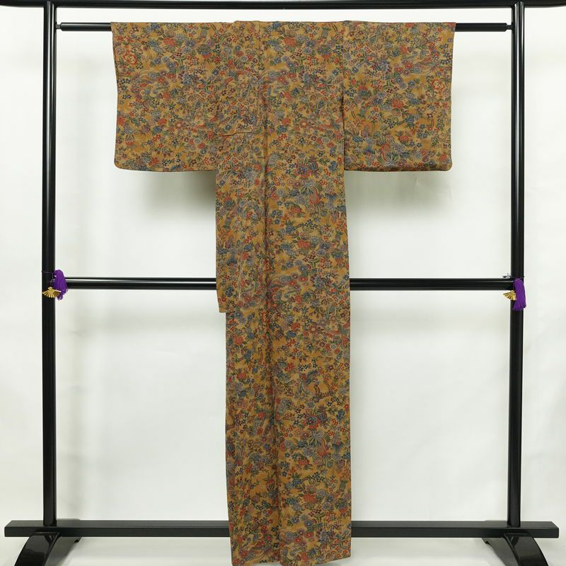 単衣 小紋 良品 縮緬 総柄 正絹 花柄 単衣仕立て 身丈159cm 裄丈66cm リサイクル着物 着物 菊 黄・黄土色_画像2