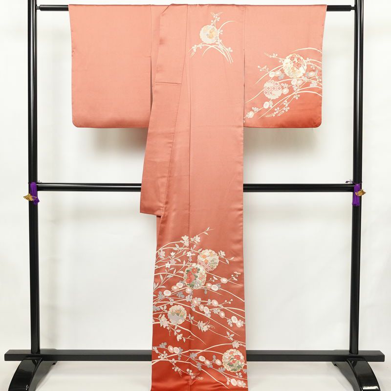 付け下げ 良品 綸子 一つ紋付き トールサイズ 正絹 花柄 袷仕立て 身丈169cm 裄丈68cm リサイクル着物 着物 箔 金彩 入学式 卒業式 結婚式 七五三 パーティー お宮参り フォーマル 菊 ピンク_画像2