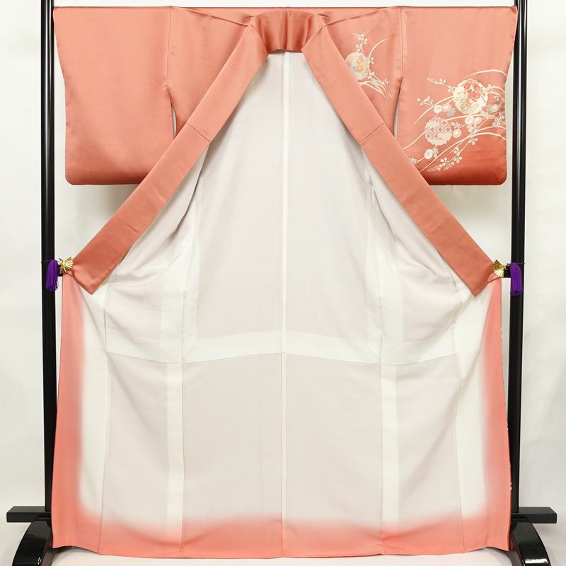 付け下げ 良品 綸子 一つ紋付き トールサイズ 正絹 花柄 袷仕立て 身丈169cm 裄丈68cm リサイクル着物 着物 箔 金彩 入学式 卒業式 結婚式 七五三 パーティー お宮参り フォーマル 菊 ピンク_画像3