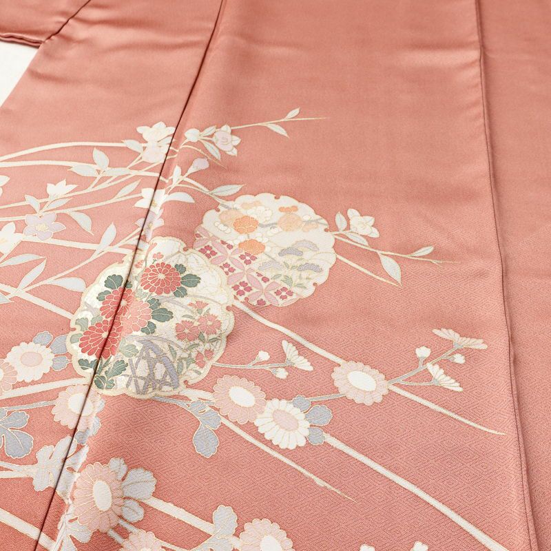 付け下げ 良品 綸子 一つ紋付き トールサイズ 正絹 花柄 袷仕立て 身丈169cm 裄丈68cm リサイクル着物 着物 箔 金彩 入学式 卒業式 結婚式 七五三 パーティー お宮参り フォーマル 菊 ピンク_画像5