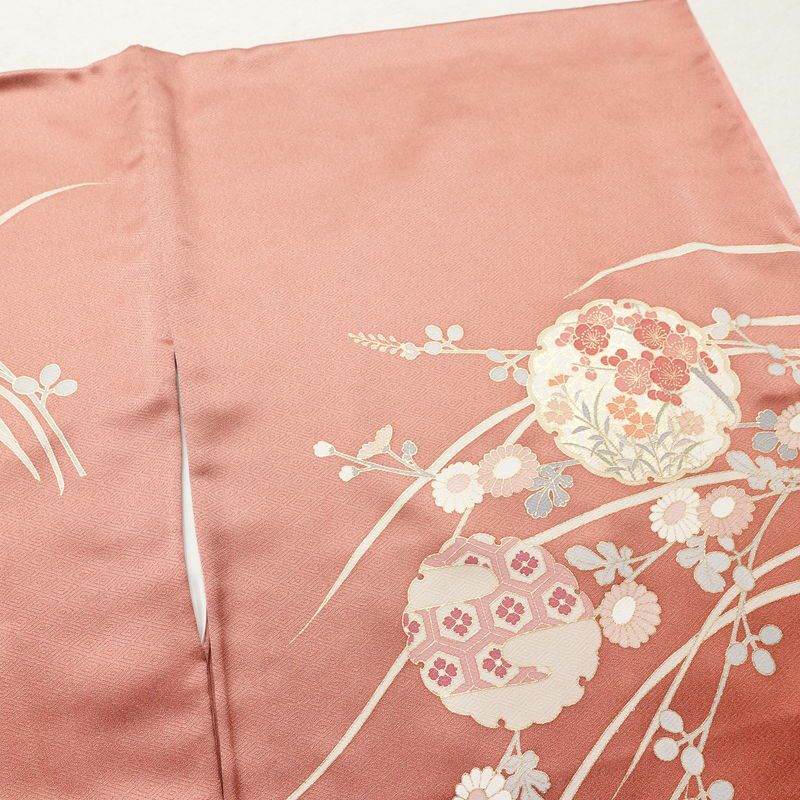 付け下げ 良品 綸子 一つ紋付き トールサイズ 正絹 花柄 袷仕立て 身丈169cm 裄丈68cm リサイクル着物 着物 箔 金彩 入学式 卒業式 結婚式 七五三 パーティー お宮参り フォーマル 菊 ピンク_画像14