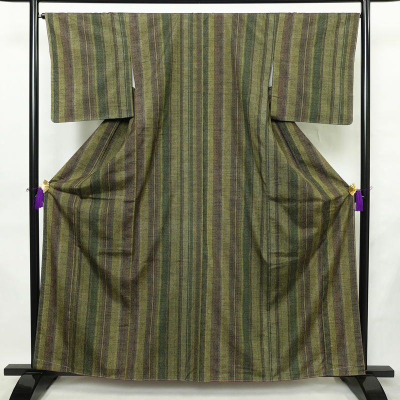 結城紬 紬 草木染 本場真綿絢結城紬 良品 証紙あり しつけ糸付き 正絹 麻の葉柄 袷仕立て 身丈161cm 裄丈66cm リサイクル着物 着物 緑・うぐいす色_画像1