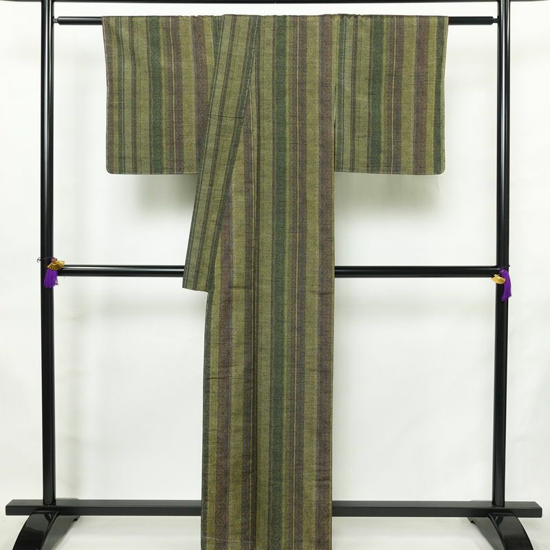 結城紬 紬 草木染 本場真綿絢結城紬 良品 証紙あり しつけ糸付き 正絹 麻の葉柄 袷仕立て 身丈161cm 裄丈66cm リサイクル着物 着物 緑・うぐいす色_画像2