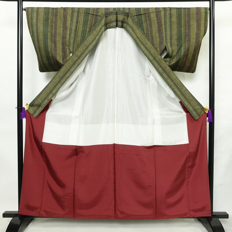 結城紬 紬 草木染 本場真綿絢結城紬 良品 証紙あり しつけ糸付き 正絹 麻の葉柄 袷仕立て 身丈161cm 裄丈66cm リサイクル着物 着物 緑・うぐいす色_画像3