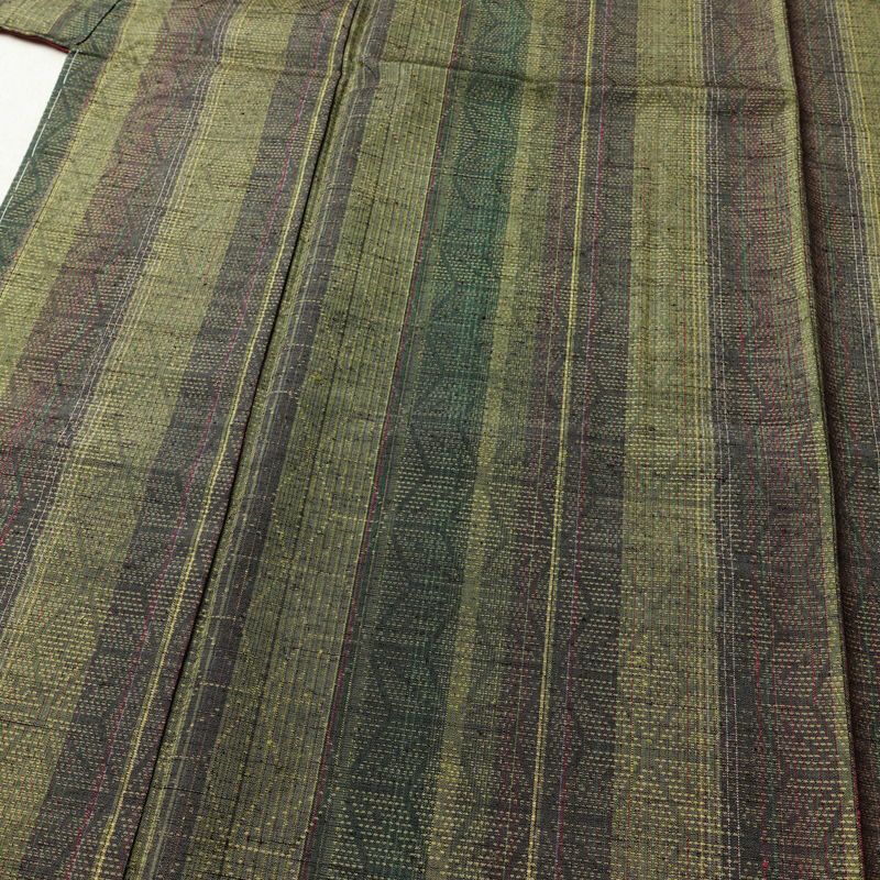 結城紬 紬 草木染 本場真綿絢結城紬 良品 証紙あり しつけ糸付き 正絹 麻の葉柄 袷仕立て 身丈161cm 裄丈66cm リサイクル着物 着物 緑・うぐいす色_画像5
