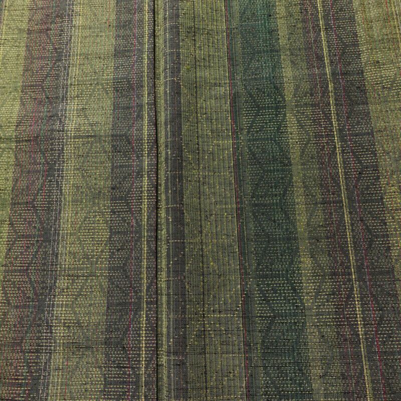 結城紬 紬 草木染 本場真綿絢結城紬 良品 証紙あり しつけ糸付き 正絹 麻の葉柄 袷仕立て 身丈161cm 裄丈66cm リサイクル着物 着物 緑・うぐいす色_画像6
