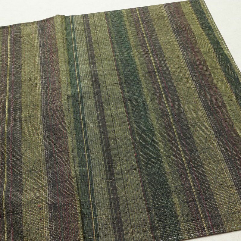 結城紬 紬 草木染 本場真綿絢結城紬 良品 証紙あり しつけ糸付き 正絹 麻の葉柄 袷仕立て 身丈161cm 裄丈66cm リサイクル着物 着物 緑・うぐいす色_画像12