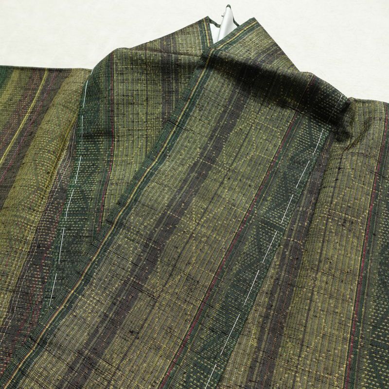結城紬 紬 草木染 本場真綿絢結城紬 良品 証紙あり しつけ糸付き 正絹 麻の葉柄 袷仕立て 身丈161cm 裄丈66cm リサイクル着物 着物 緑・うぐいす色_画像15
