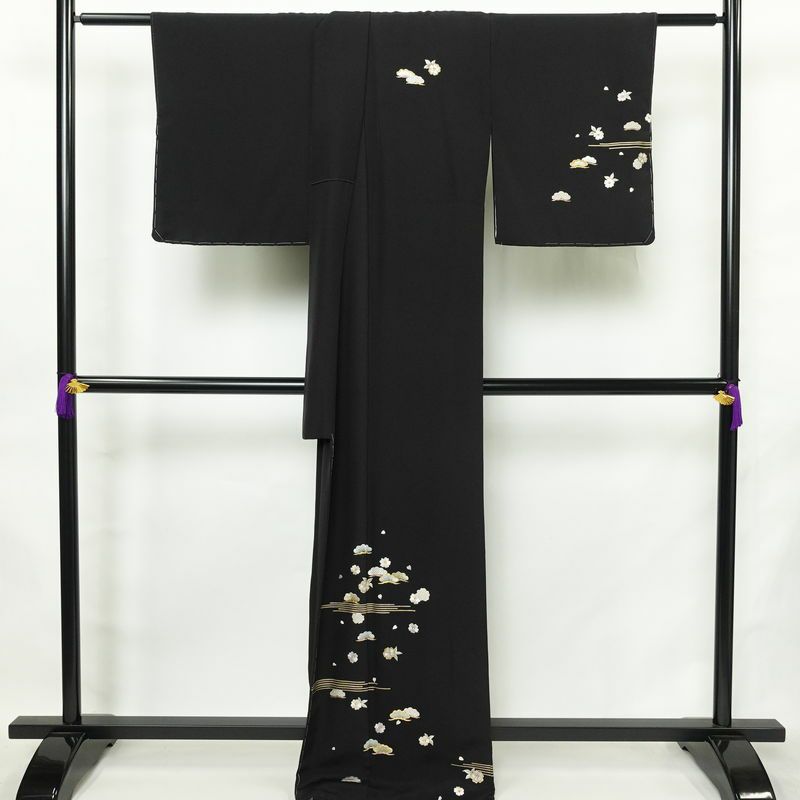 付け下げ 良品 しつけ糸付き 縮緬 正絹 古典柄 袷仕立て 身丈168.5cm 裄丈68cm リサイクル着物 着物 刺繍 箔 共八掛 卒業式 パーティー フォーマル シンプル 松 桜 黒_画像2